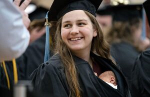 24χρονη μαμά αποφοίτησε με το νεογέννητο μωράκι της στην αγκαλιά της!