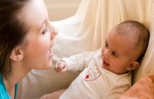 Γιατί η ανάγνωση παιδικών τραγουδιών και το να τραγουδάτε στα μωρά μπορεί να τα βοηθήσει να μάθουν τη γλώσσα