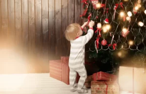 Πώς θα έχετε ασφαλή Χριστούγεννα στο σπίτι με τα μικρά παιδιά