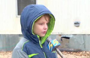 7χρονος έσωσε τη μαμά του και το σκυλάκι τους όταν έπιασε φωτιά το σπίτι τους