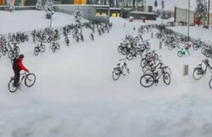 Στη Φινλανδία έχει -17 βαθμούς κι όμως τα παιδιά πάνε στο σχολείο με τα ποδήλατα