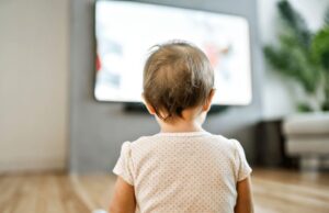 Νέα επιστημονική έρευνα προειδοποιεί για τους κινδύνους από τον χρόνο έκθεσης στην τηλεόραση των μωρών έως 24 μηνών