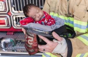 Ζευγάρι υιοθέτησε εγκαταλελειμμένο μωράκι και του έδωσε όλη του την αγάπη!