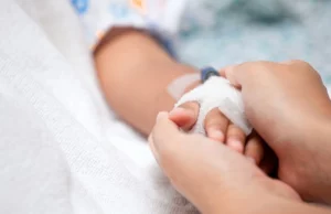 Σοκάρει καταγγελία μητέρας: Παιδί είχε πνευμονία και δεν το εξέτασαν καν – Τι απαντά ο ΟΚΥπΥ