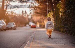 Αυτιστικό παιδάκι γύριζε χαμένο σε δρόμο της Λεμεσού: Γυναίκα καταγγέλει: «Ζήτησα βοήθεια από μάνα και μας έδιωξε»