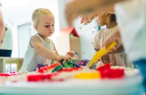 Sensory Play: Πώς ωφελούνται τα παιδιά από το παιχνίδι