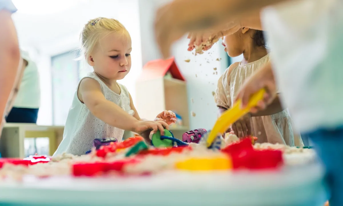 Sensory Play: Πώς ωφελούνται τα παιδιά από το παιχνίδι