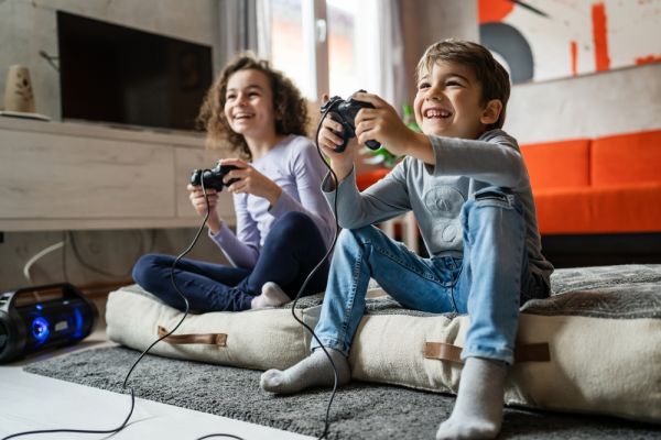 Παιδιά: Τα βιντεοπαιχνίδια απειλούν και την ακοή τους, λένε οι γιατροί