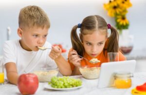 Από τι κινδυνεύουν τα παιδιά που παίζουν με το κινητό στο φαγητό