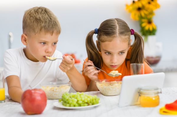 Παιδιά: Πώς «κόβουν» τη συνήθεια να τρώνε μπροστά στην οθόνη;