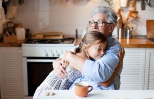 Παππούς και γιαγιά: Μπορούν οι αγκαλιές να τους προστατεύσουν από το Αλτσχάιμερ;