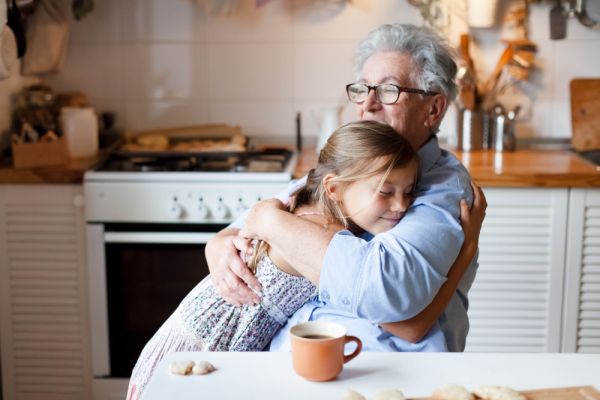 Παππούς και γιαγιά: Μπορούν οι αγκαλιές να τους προστατεύσουν από το Αλτσχάιμερ;