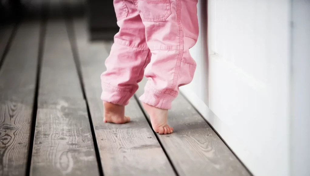 Το παιδί περπατάει στις μύτες των ποδιών – Τι να ξέρουν οι γονείς