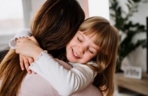 Παιδιά: Τι τους προσφέρει η αγκαλιά μας;