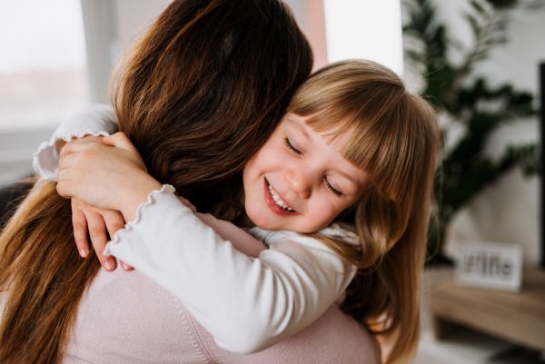 Παιδιά: Τι τους προσφέρει η αγκαλιά μας;