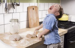 Συνταγές για σπιτική πλαστελίνη και άλλες ζύμες για παιχνίδι