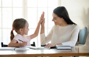 Γονείς: Με μέτρο τα «μπράβο» στα παιδιά, λένε οι ειδικοί