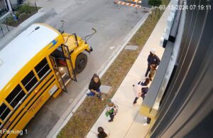 Οδηγός σχολικού έσωσε 9 παιδιά από φωτιά που ξέσπασε στο λεωφορείο