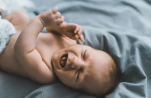 Γιατί το μωρό μου κλαίει στον ύπνο του;