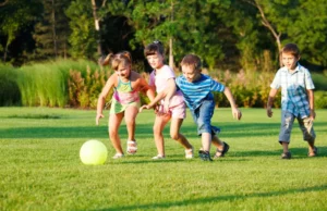 8 συμβουλές για να είναι τα παιδιά ασφαλή όταν παίζουν σε εξωτερικό χώρο