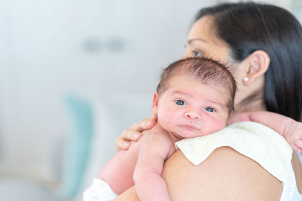 Τι είναι η βρεφική σιωπηλή παλινδρόμηση και πώς να βοηθήσετε το μωρό σας να την αντιμετωπίσει