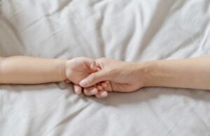 Άγγιγμα: Πώς βελτιώνει την ανάπτυξη του μωρού και την υγεία της μαμάς