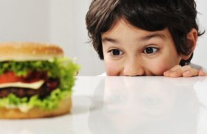 Νεανικός καρκίνος: Οι επιστήμονες αποκαλύπτουν τη σύνδεση με την ανθυγιεινή διατροφή