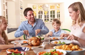 5 παιχνίδια που θα φέρουν κοντά όλη την οικογένεια την ώρα του φαγητού