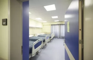 Εξάχρονη ήπιε μισό μπουκάλι κρασί και μεταφέρθηκε στο νοσοκομείο – Συνελήφθη η μητέρα