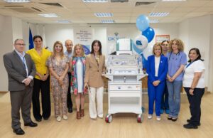 Ο Sir Στέλιος Χατζηϊωάννου δίπλα στα Μωρά Θαύματα