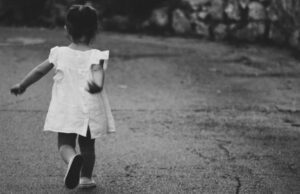 5χρονη το έσκασε από το σπίτι και περιπλανιόταν ολομόναχη τη νύχτα – τη βρήκαν περαστικοί