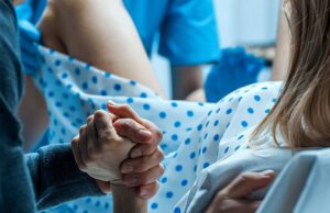 «Μπορείς να γεννήσεις φυσιολογικά μετά από καισαρική;»: ένας γυναικολόγος απαντά