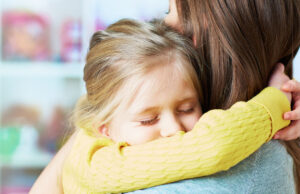 Παιδιά: Οι 10 συμβουλές που πρέπει να γίνουν η «Βίβλος» γονέων και παπούδων για τη συμπεριφορά απέναντί τους