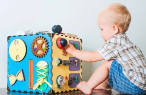 Ανησυχείτε για τον χρόνο οθόνης του μωρού σας; 5 στρατηγικές της συγγραφέα-μαμάς Katherine Martinkoto για να τον μειώσετε