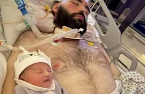 Νεογέννητο φωτογραφίζεται με τον μπαμπά του λίγο πριν τον αποσυνδέσουν από μηχάνημα υποστήριξης