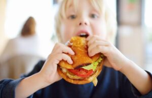 Γονείς: Προσέξτε τι θα ψωνίσετε από το σούπερ μάρκετ – Τα επικίνδυνα τρόφιμα που απειλούν την παιδική καρδιά