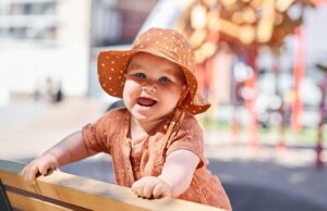 Καύσωνας: οι 5 χρυσοί κανόνες για να μην ταλαιπωρηθεί το μωράκι σας από τη ζέστη