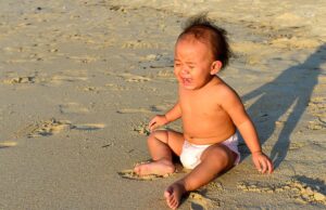 Άφησαν το μωρό τους ολομόναχο στην παραλία και πήγαν… βαρκάδα!