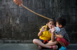 UNICEF: Σχεδόν 400 εκατομμύρια μικρά παιδιά υφίστανται βίαιες μεθόδους πειθάρχησης διεθνώς