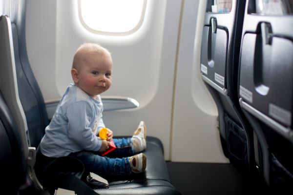 Αεροπλάνο με μωρό: Υπάρχει κατάλληλη θέση;