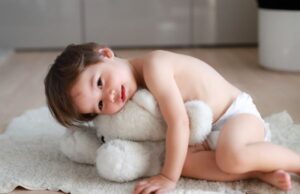 Γιατί το νήπιο πετάει τα ρούχα του;