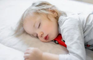 Πότε το παιδί μπορεί να κοιμηθεί σε μαξιλάρι