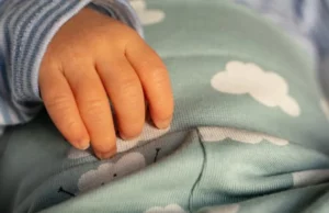 Γέφυρα ζωής για κοριτσάκι 3,5 ετών – Μεταφέρθηκε με C-130 στην Μπολόνια για μεταμόσχευση