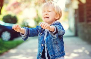 5 σημάδια ότι το παιδί χρειάζεται περισσότερες… αγκαλιές και προσοχή!