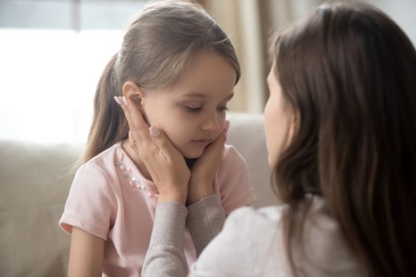 Μελέτη αποκαλύπτει πώς τα λόγια μας πληγώνουν τα παιδιά