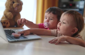 Έρευνα: Μεγαλύτερος χρόνος χρήσης οθονών από τα μικρά παιδιά συνδέεται με φτωχότερες γλωσσικές δεξιότητες