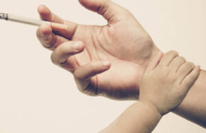 Όλοι μιλάνε για το παθητικό κάπνισμα αλλά κανείς για το τριτογενές κάπνισμα που μπορεί να βλάψει βρέφη και μωρά