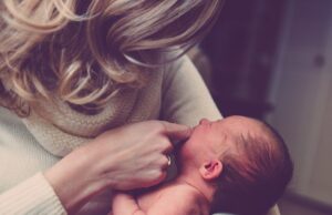 Μητέρες αφήνουν δώρα και μετρητά μέσα σε συσκευασίες βρεφικών προϊόντων – Το συγκινητικό trend