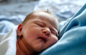 Η ρουτίνα των 13 λεπτών που βοηθάει ένα μωρό που κλαίει να κοιμηθεί