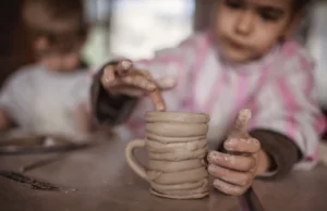 Τα εκπαιδευτικά (και όχι μόνο) οφέλη του παιχνιδιού με πηλό